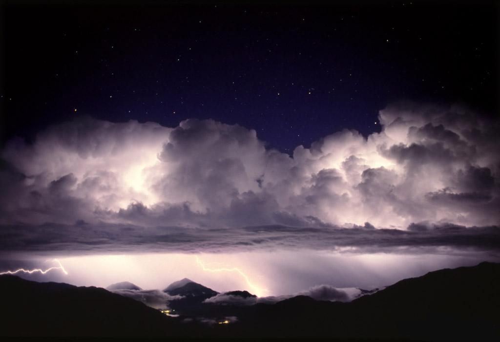 Nearly 1,800
thunderstorns are occurring at any moment around the world. That's aprox
16 million a year!